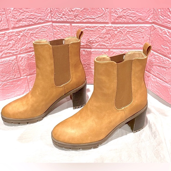🛍️ZBY Women's light brown Ankle slip on Boots Lug Sole Size 6 BRAND NEW - Picture 3 of 7